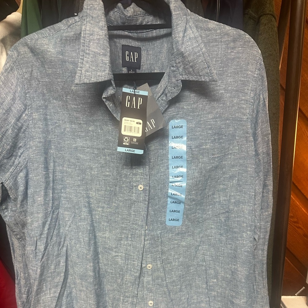 GAP NWT woman’s button down chambray blue long sleeve shirt